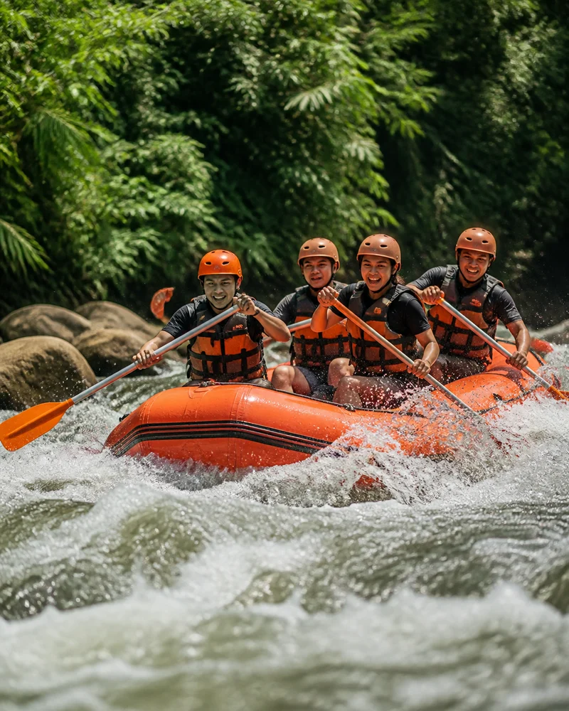 Tim rafting mengarungi jeram Sungai Palayangan