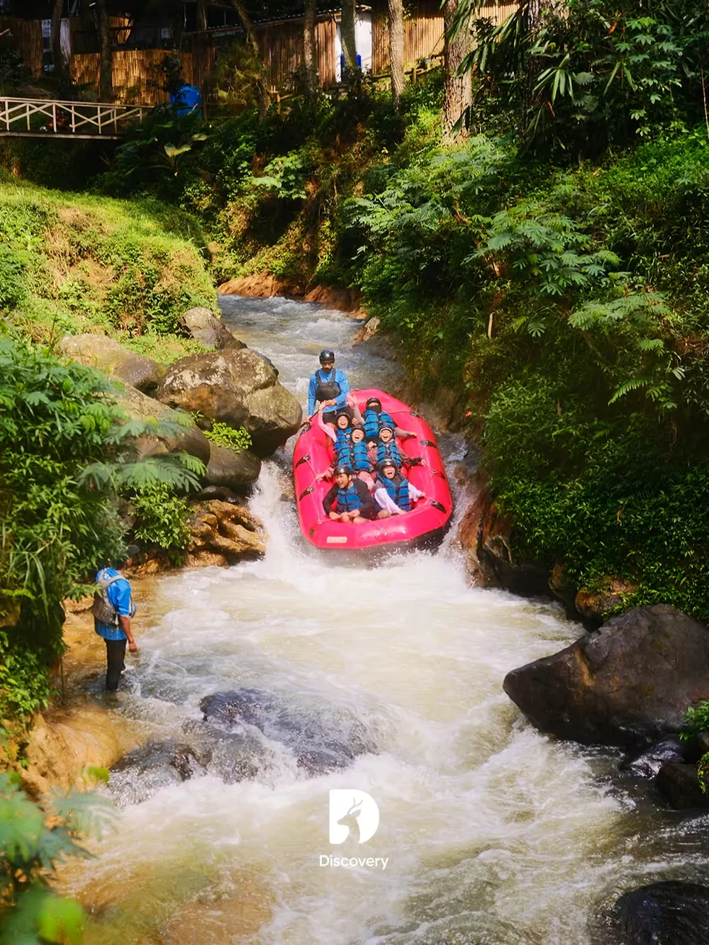 Perahu rafting menyusuri Sungai Palayangan di tengah hutan pinus Pangalengan