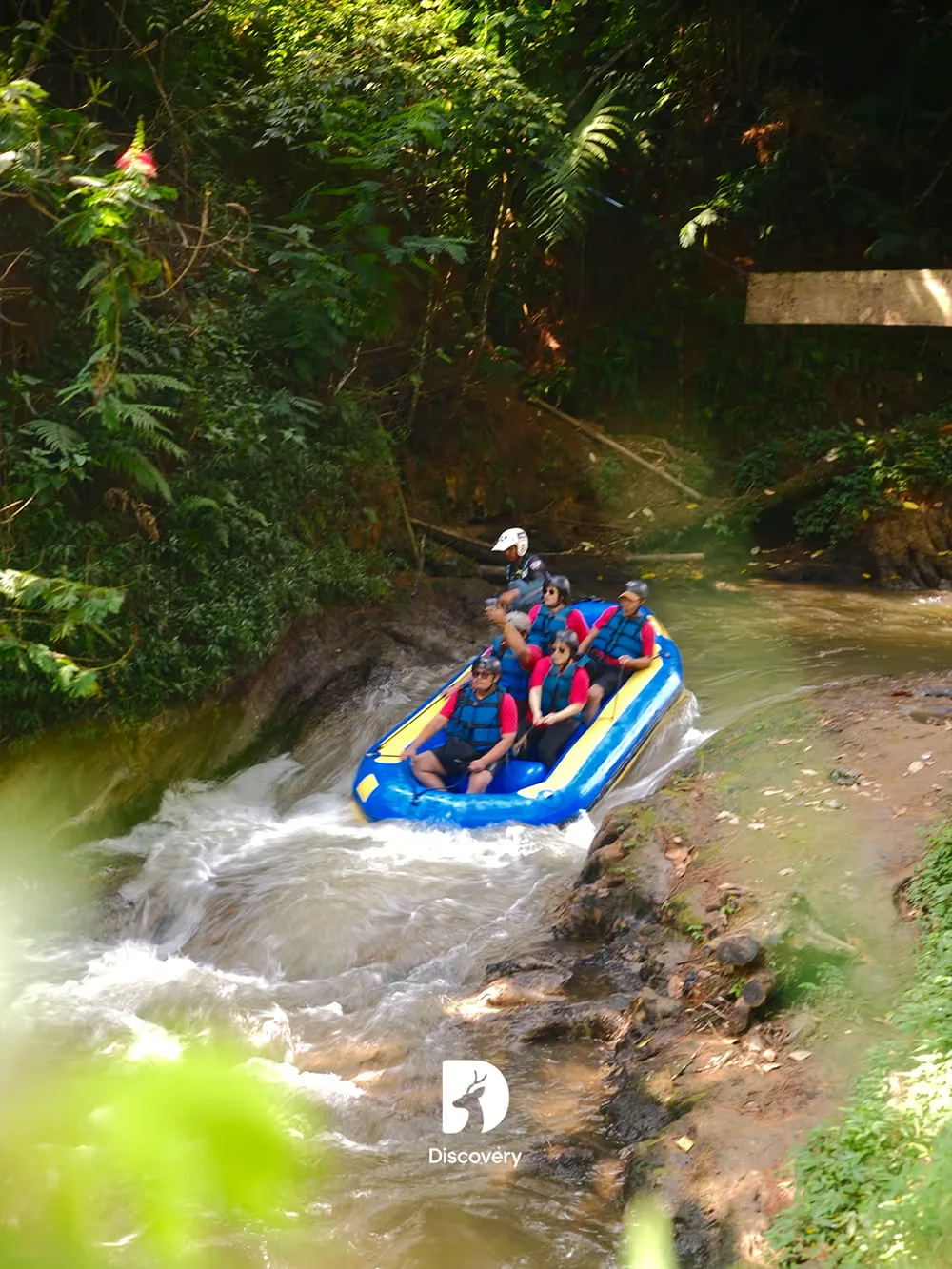 Rombongan mengarungi jeram Sungai Palayangan dengan perahu rafting biru