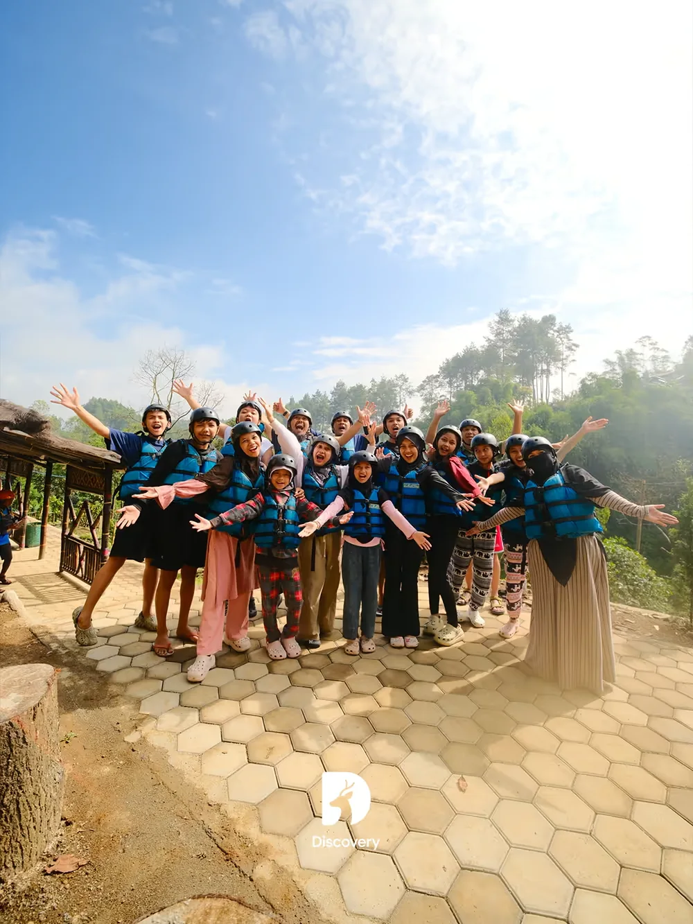 Rombongan rafting berfoto bersama setelah bersiap di Sungai Palayangan